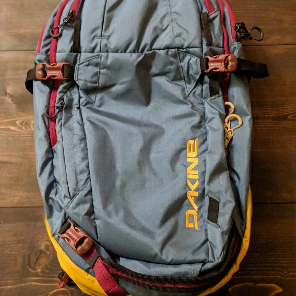 dakine women's poacher 26L backcountry bag